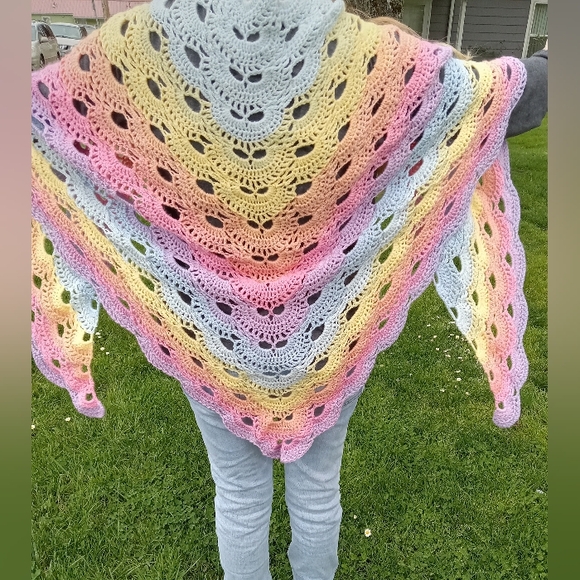 Handcrafted lightweight triangle shawl wrap - Picture 2 of 6